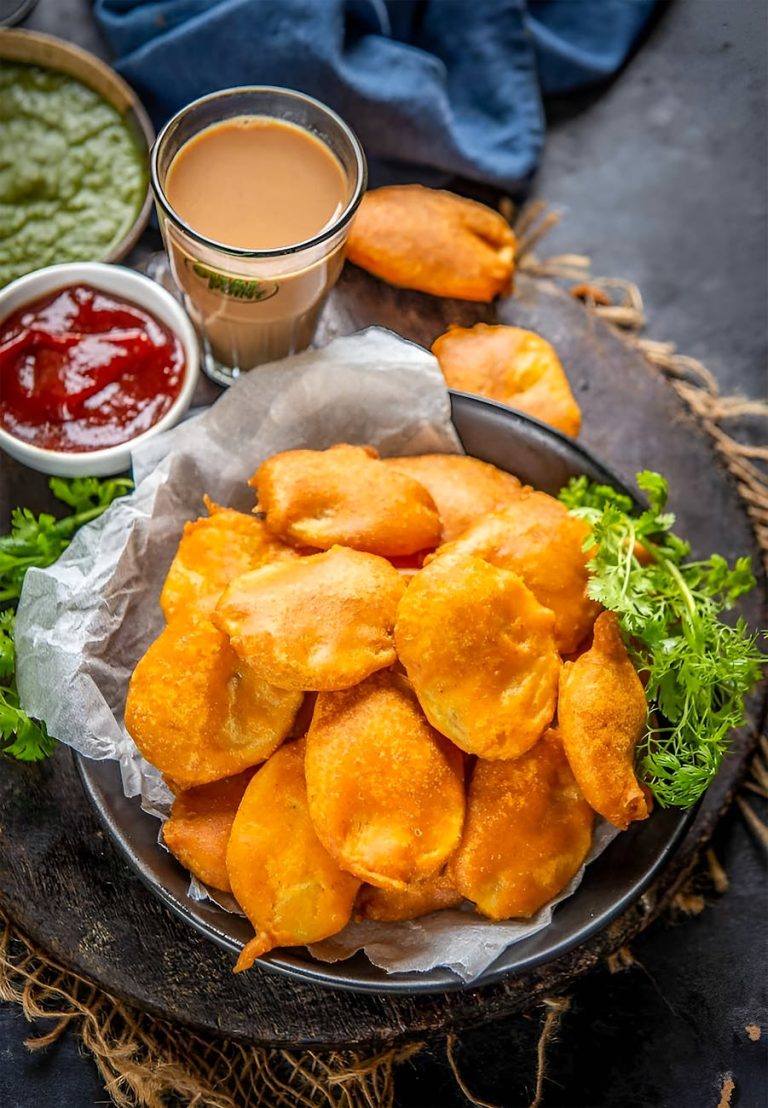 Crispy pakoras served with Indian chai and sauces, perfect for snacks.